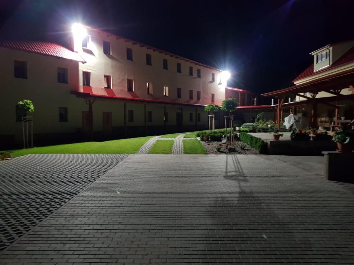 Bendovsky Dvur Panzió Dusniky Kültér fotó